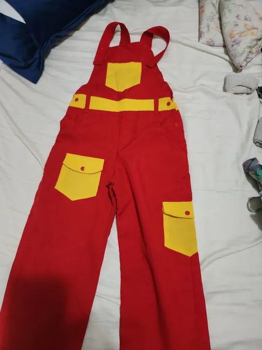 Fantasia  macacão veste uns 8 anos.