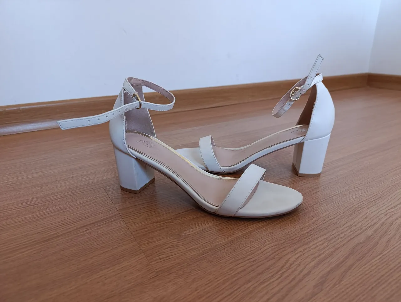 Sandália Salto 7Cm Branca com Dourado Tam.37/38