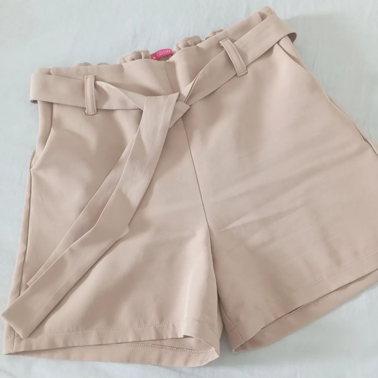 Short Alfaiataria bege com cinto