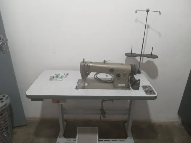 Máquina de costura reta industrial