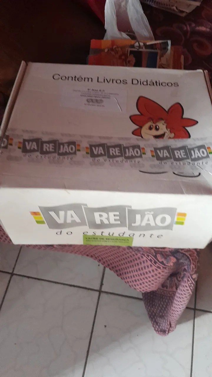 Caixa com Livros Didáticos - VA RE JÃO