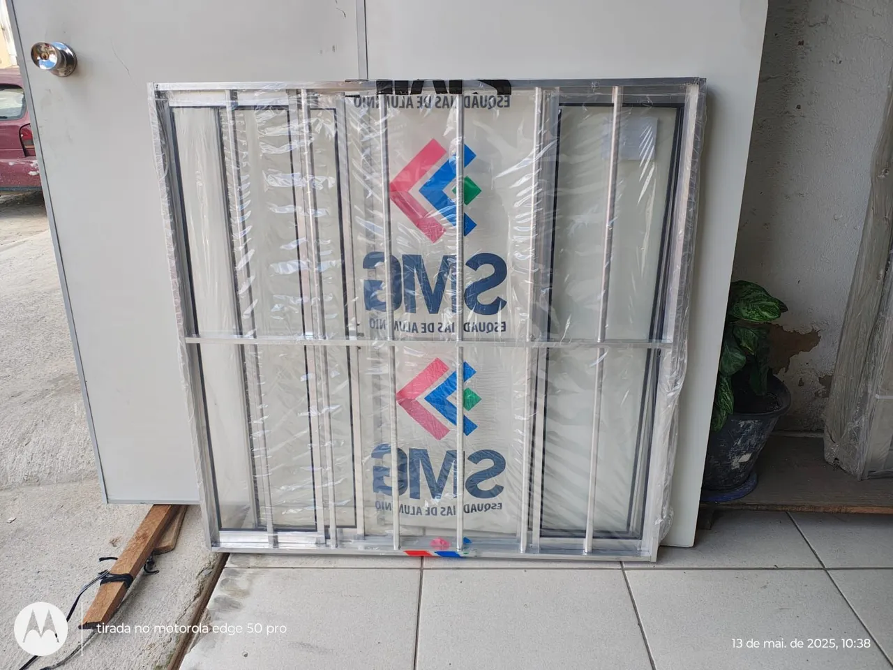 Janela 1.00x1.00 alumínio 4 vidros com grade R$ 282,00