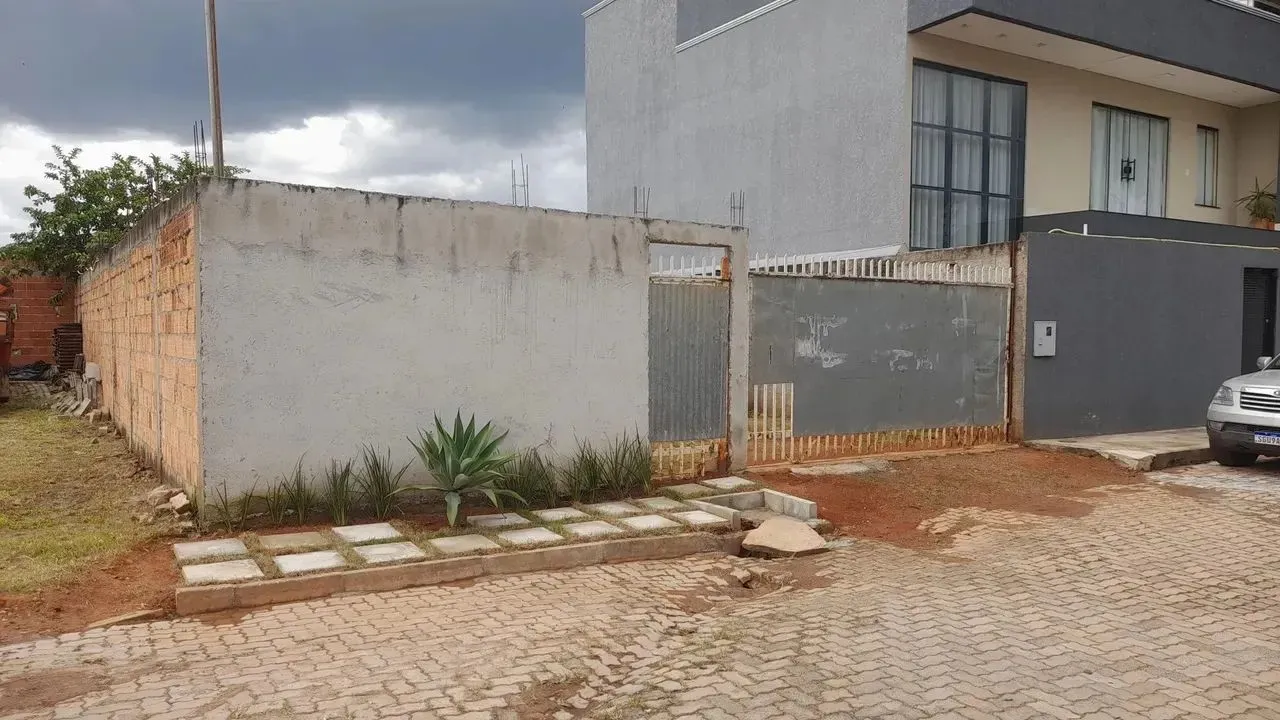 ATENÇÃO! URGENTE! Lote na Q.13 de 220m²! Park Way! Localização 100%! Plano!