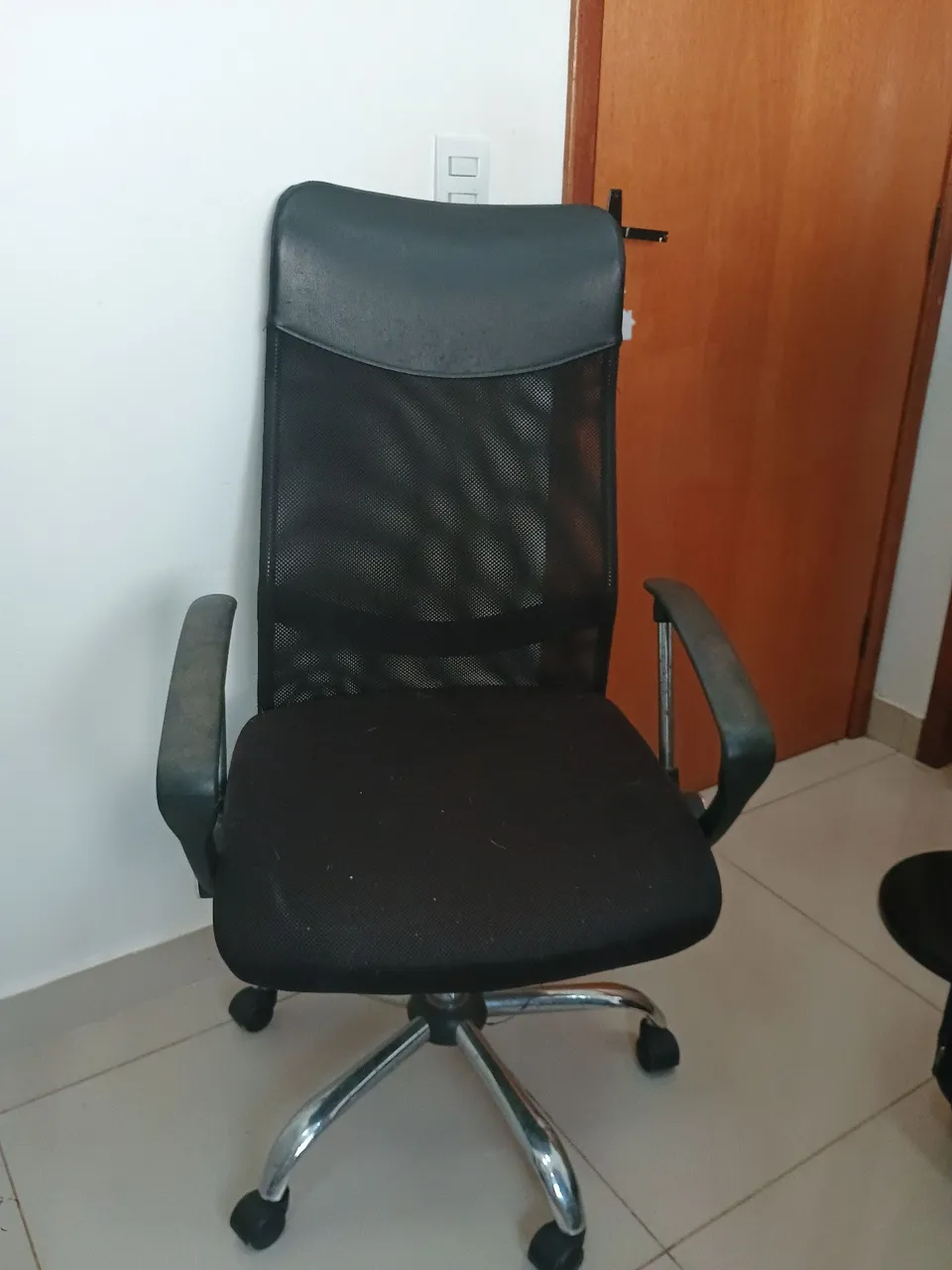 Cadeira de Escritório Ergonômica Preta com Rodinhas