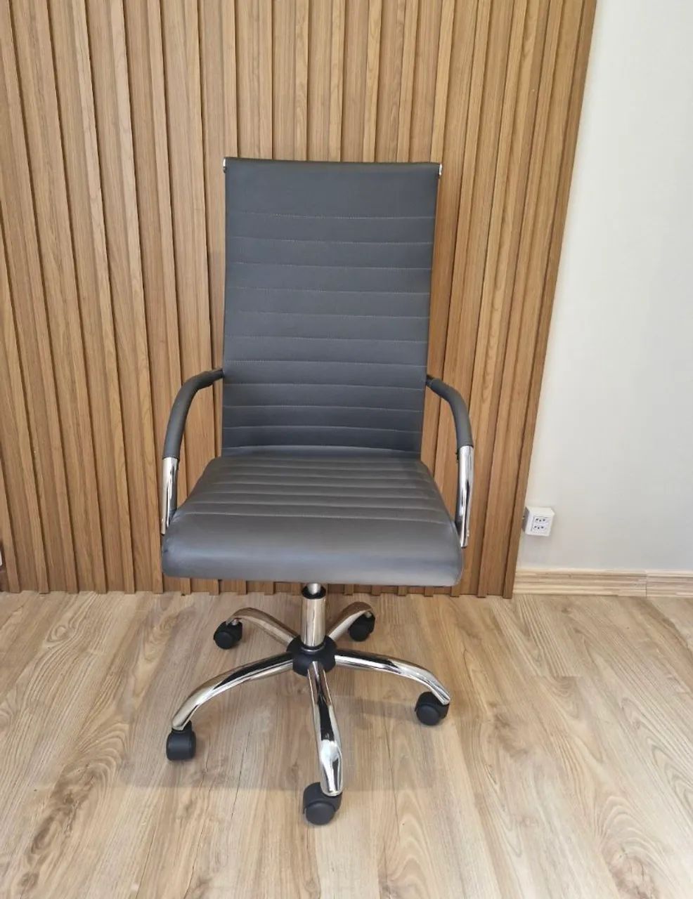 Gray Charles Eames Chair – Executive Model