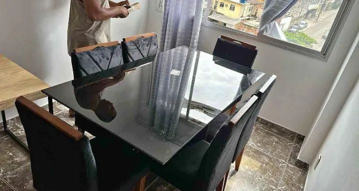 Mesa tampo com vidro e cadeiras em madeira maciça!!  - Foto 2