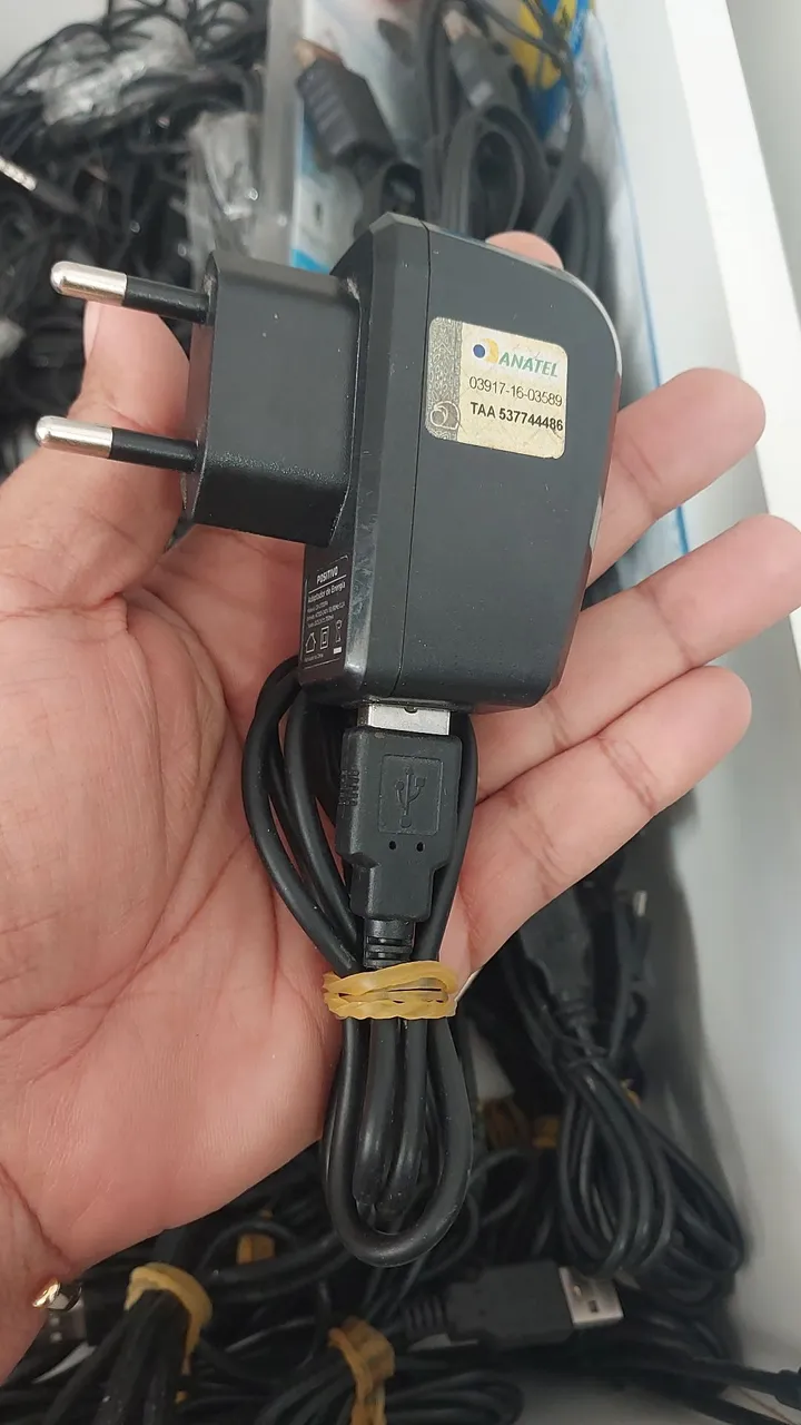 Carregador para celular V8 (R$19,90)
