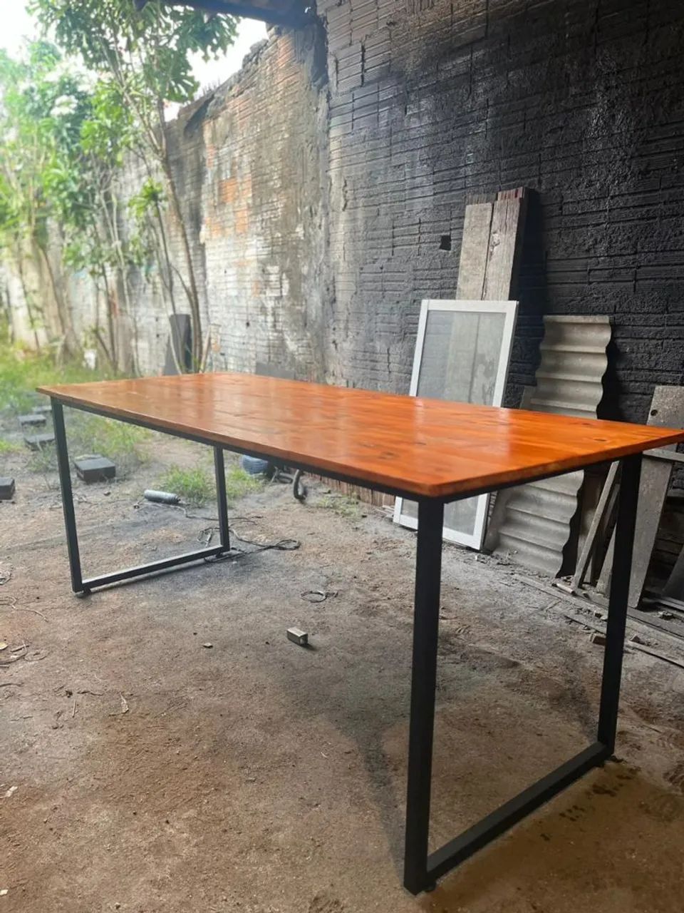 Mesa de escritório industrial com tampo de madeira