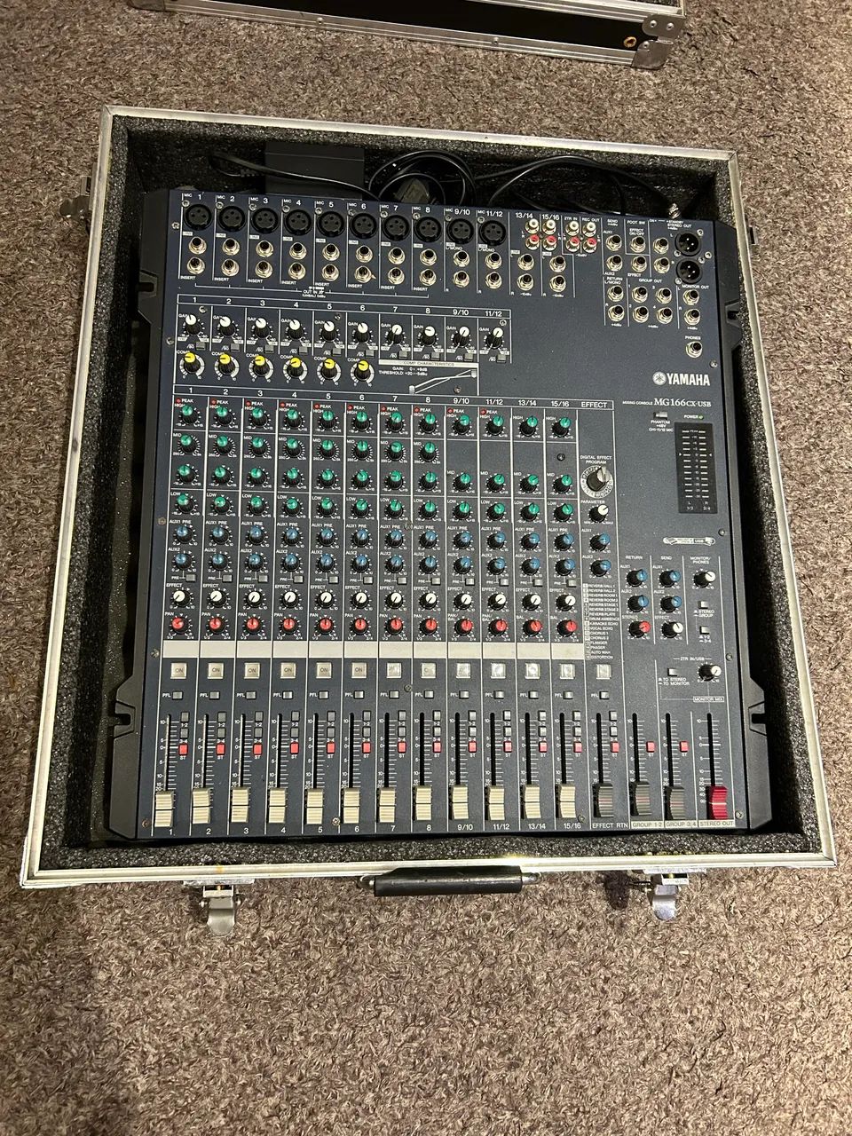 Mesa de som analógica Yamaha MG16 canais com case  - Foto 2