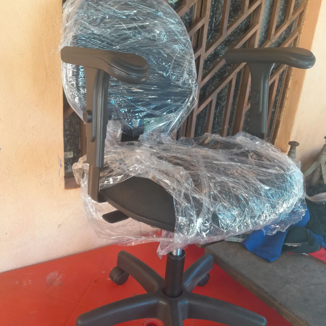 Cadeira de escritório nova, com braços e regulagem