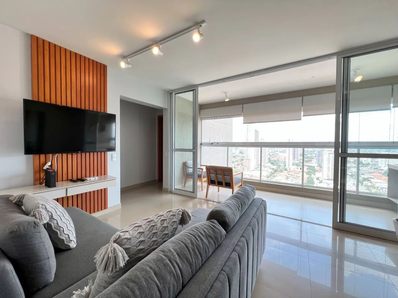 apt. de 3 suítes, mobiliado prox. parque Vaca Brava