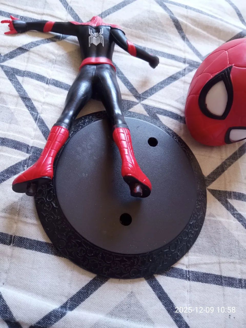 Boneco spider-man original em perfeito estado faço Olx pay  - Foto 5