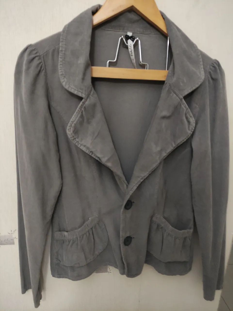 Blazer cinza com bolsos detalhados