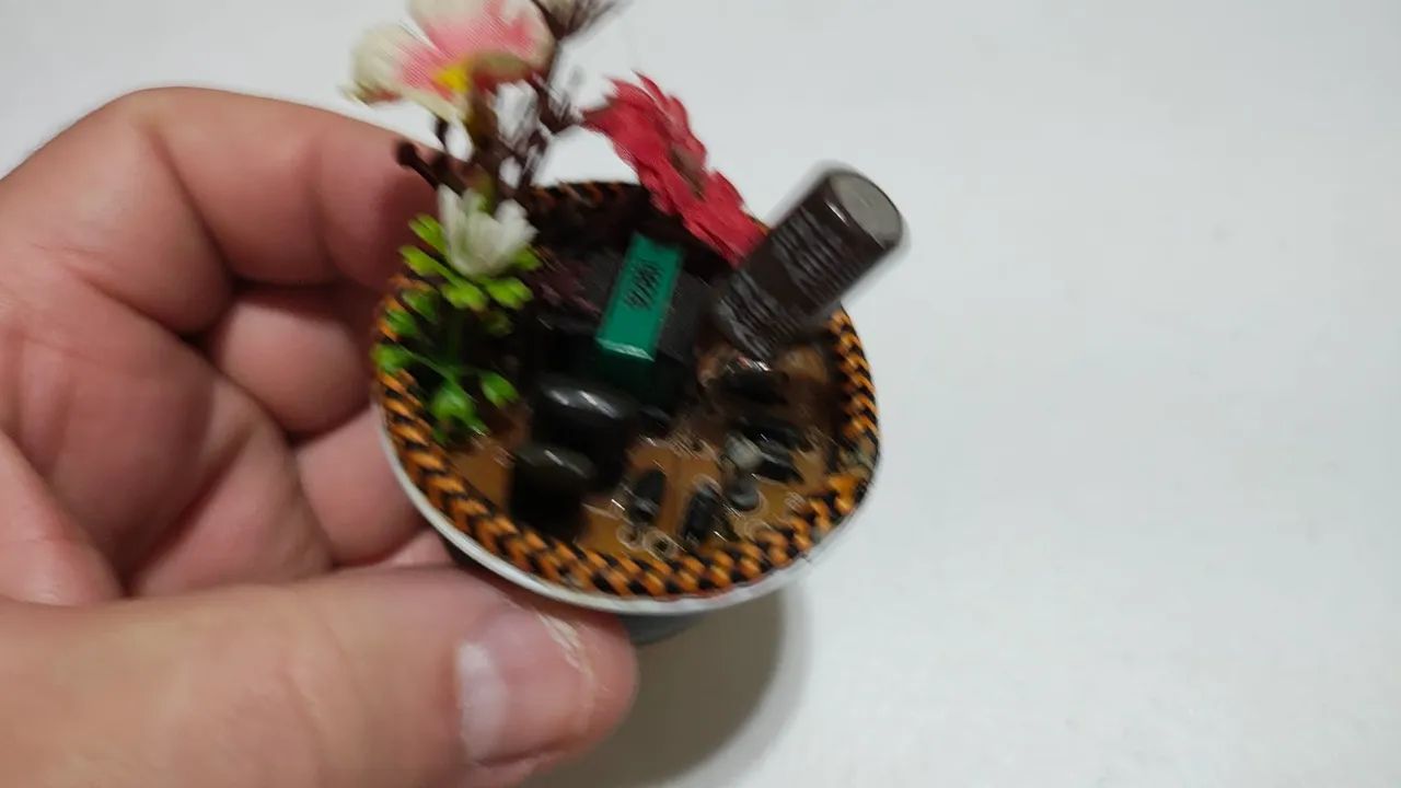 Artesanato Mini Vaso Decorativo com Circuito Eletrônico - Lixo Eletrônico Artesanato  - Foto 5