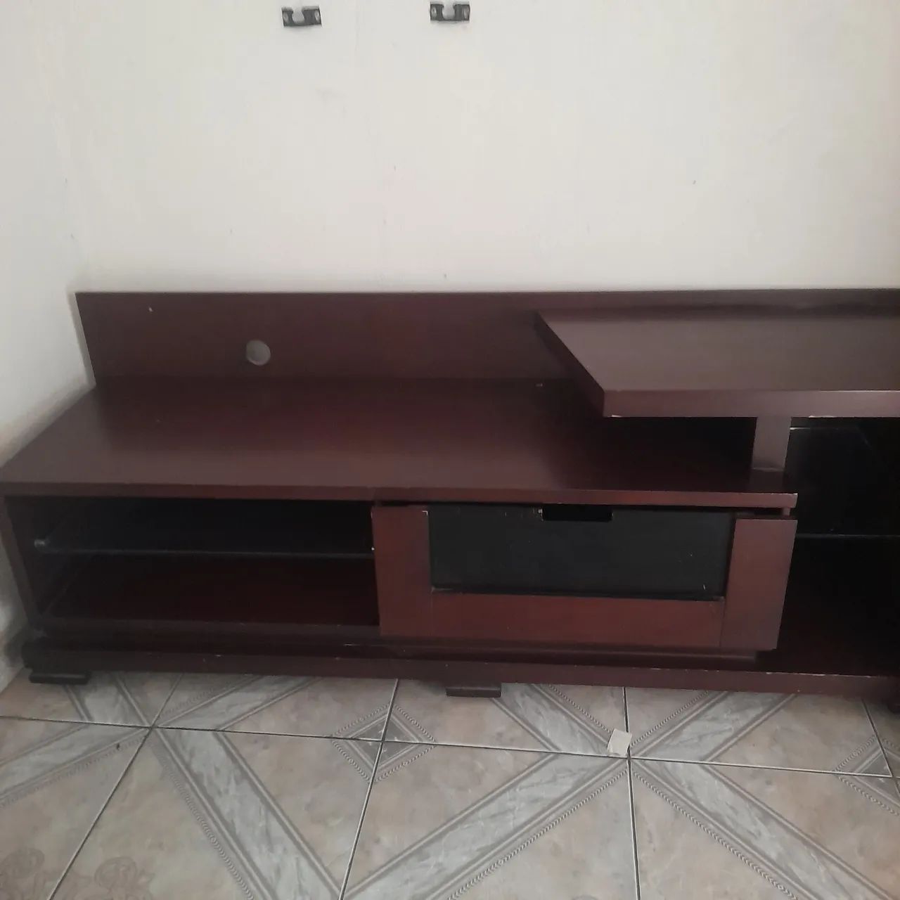 Rack de Madeira e detalhes vidro
