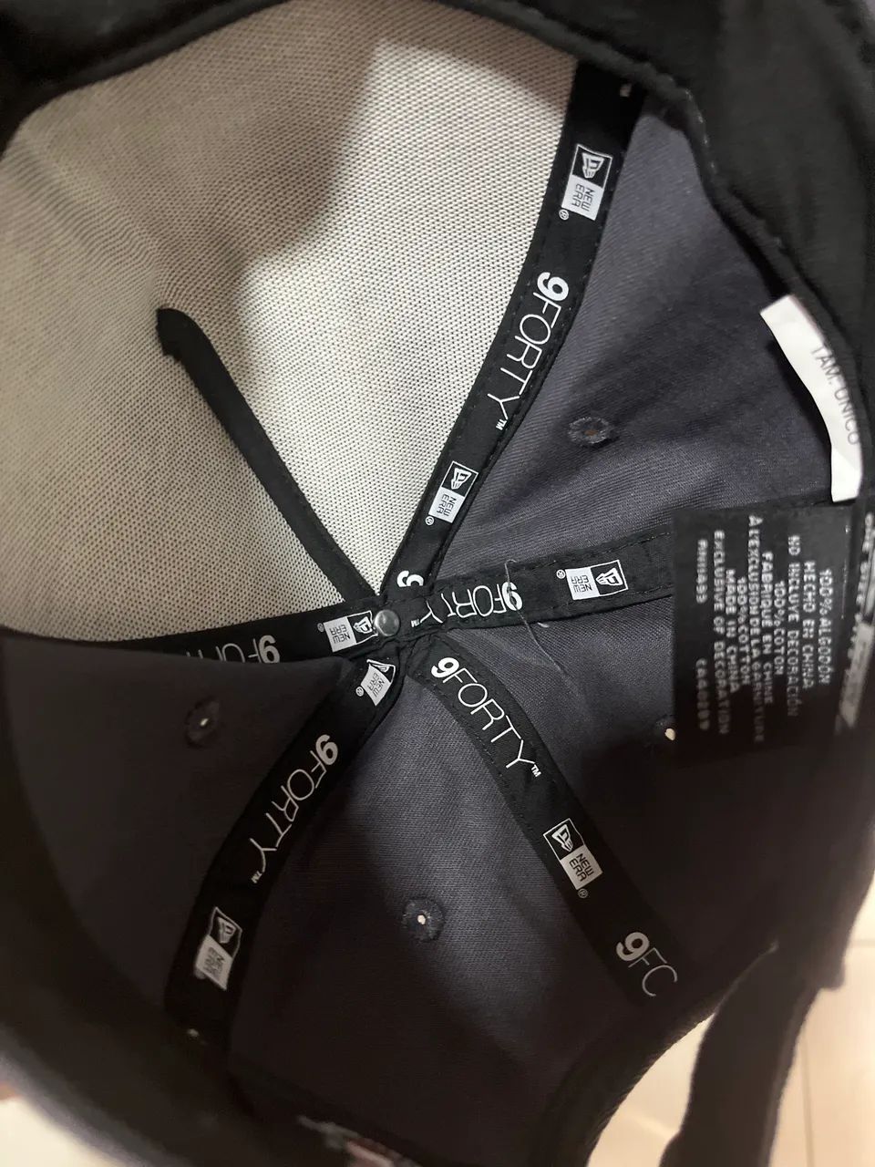 Boné New Era destroyer cinza escuro com branco  - Foto 4