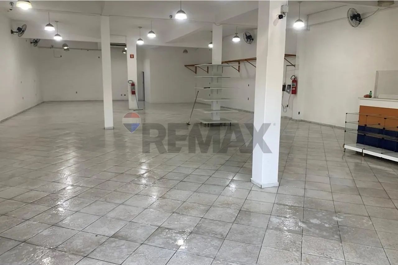 Salão comercial para alugar no bairro Vila Rezende, Piracicaba.
