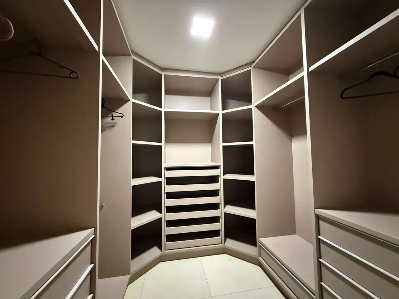 Sobrado 04 Suites Semi Mobiliado - Foto 5