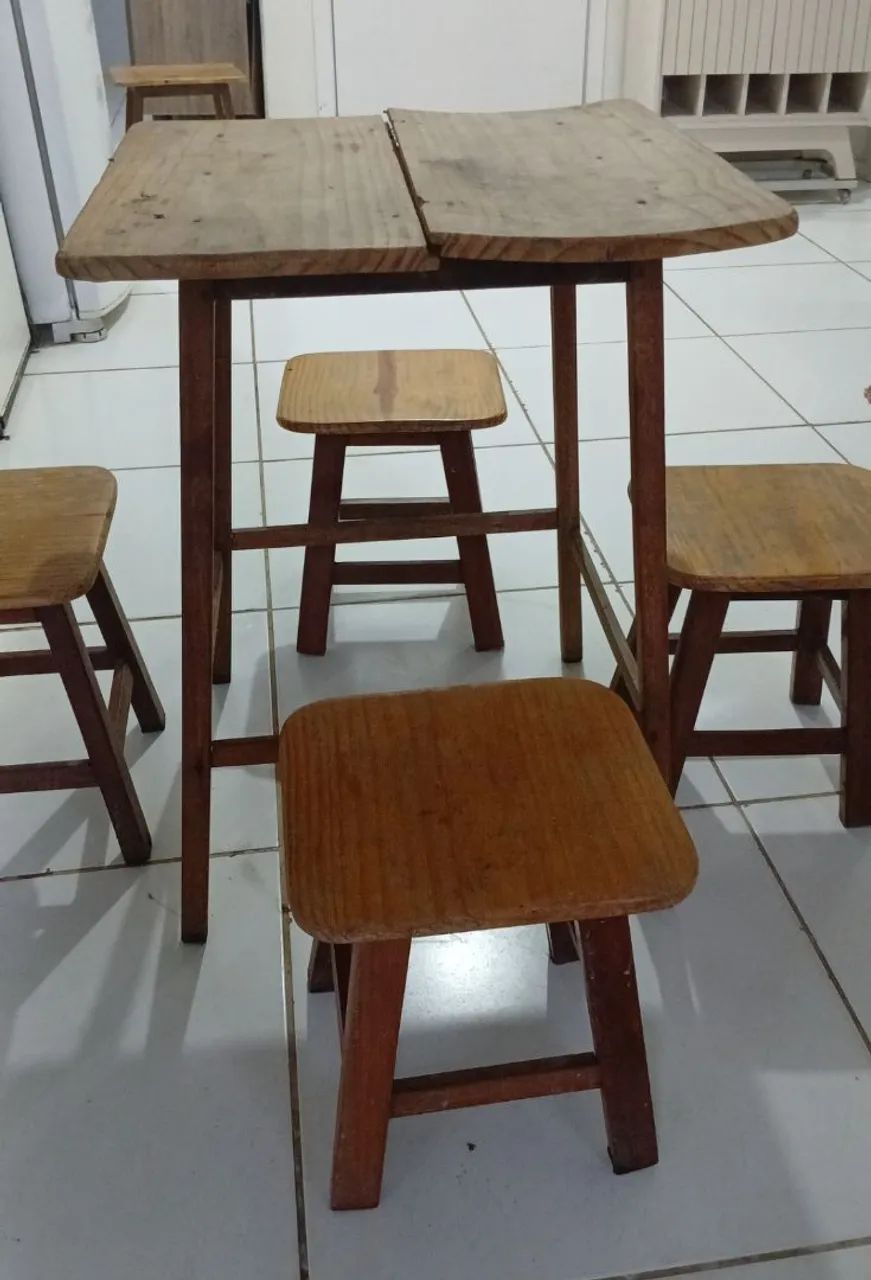 Mesa de madeira com 4 bancos. Durabilidade para vida. E madeira mesmo 