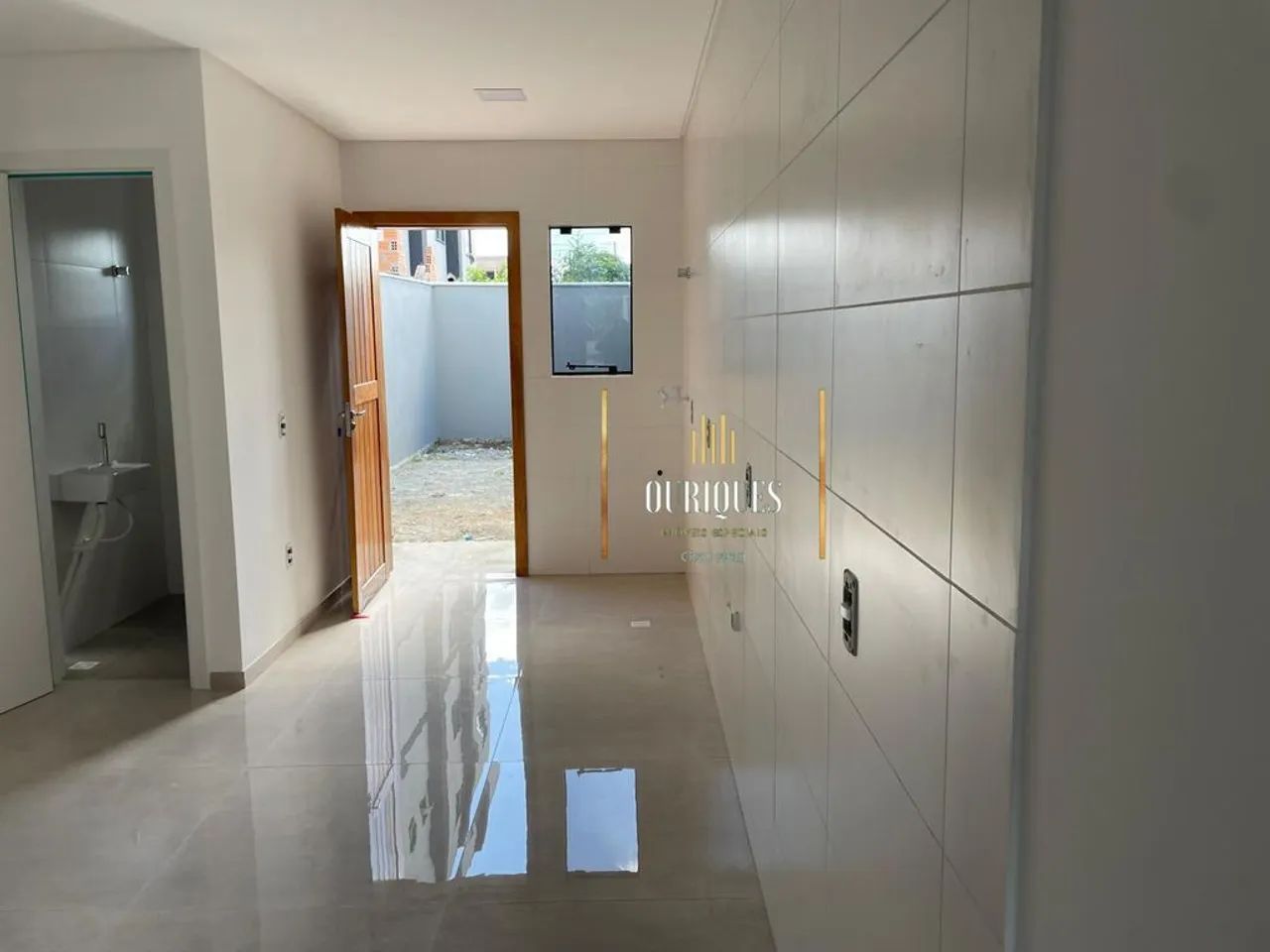 Sobrado geminado com 70m², possui 2 quartos e 1 vaga. - Foto 4