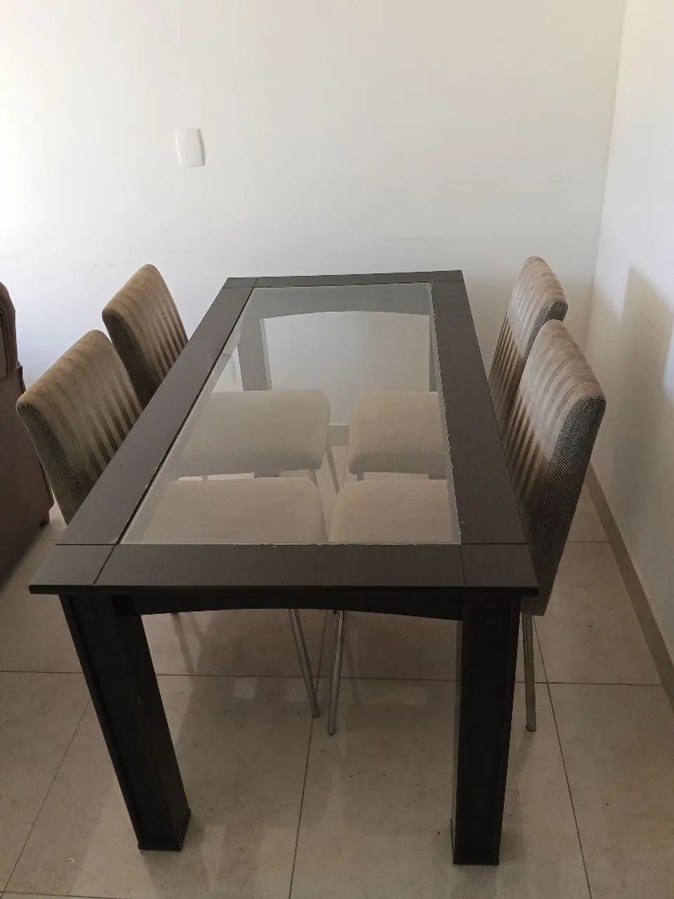 Mesa 6 lugares com 4 Cadeiras