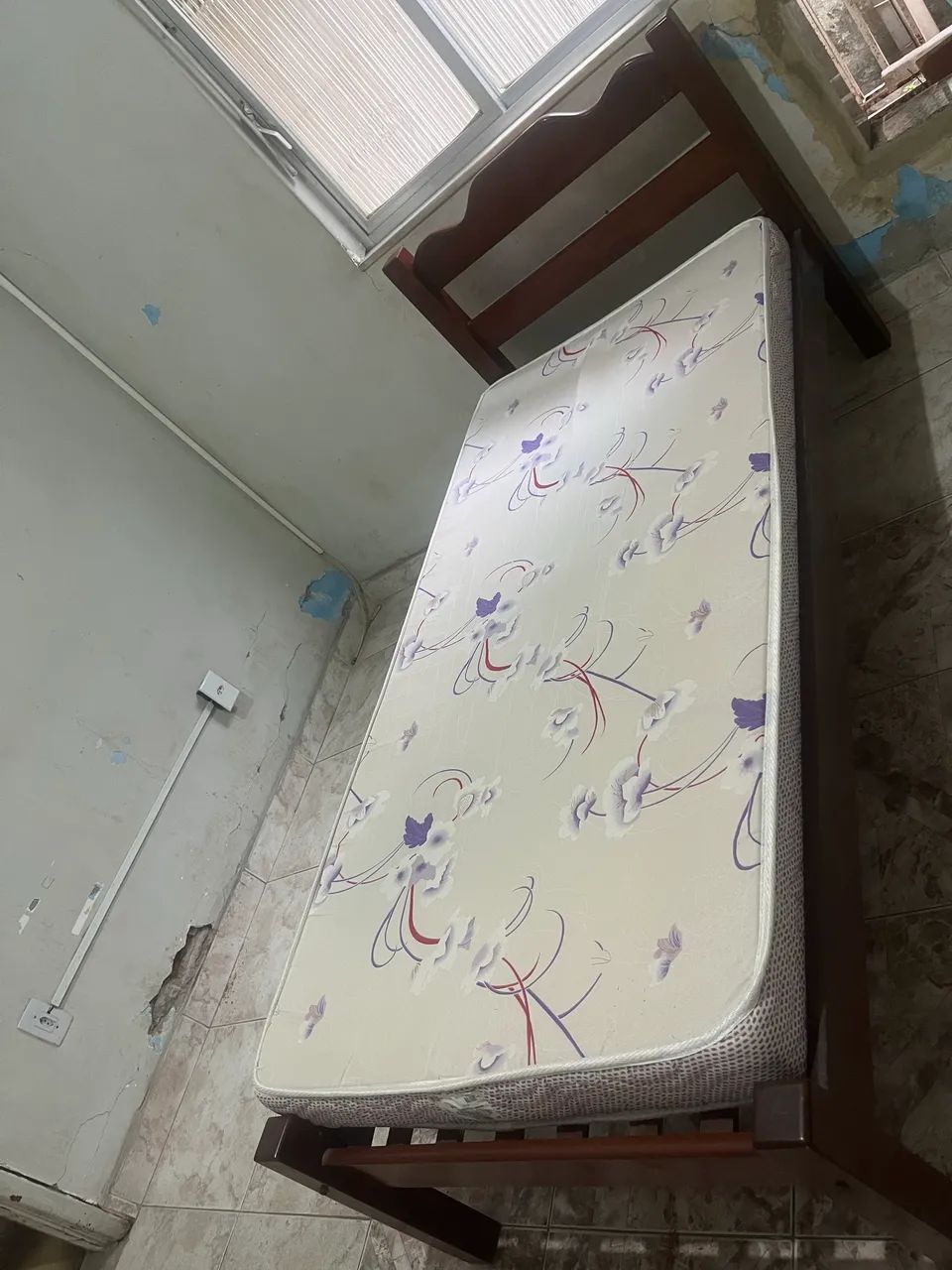 Cama de madeira 