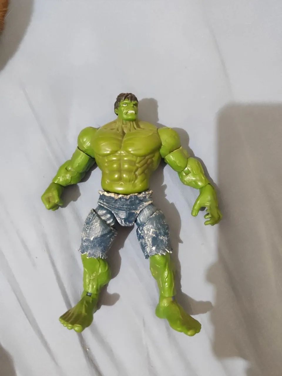 Bonecos hulk e abominável