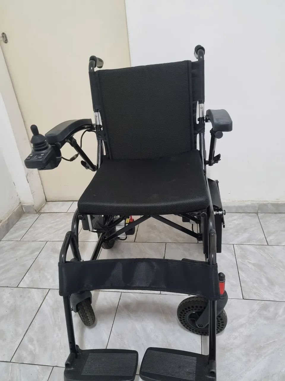 Cadeira de rodas motorizada moderna e leve