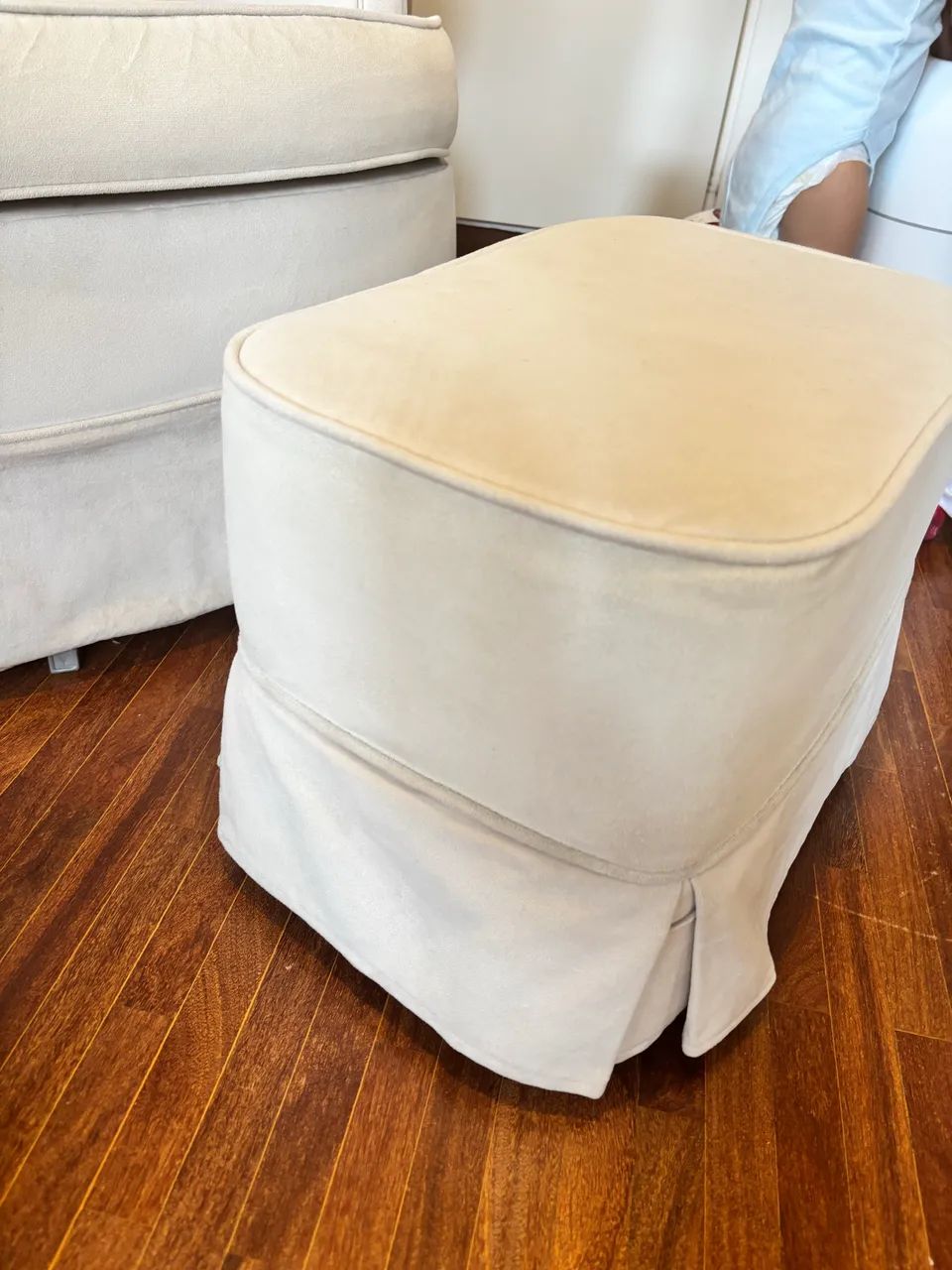 Poltrona giratória e de balanço com puff  - Foto 3