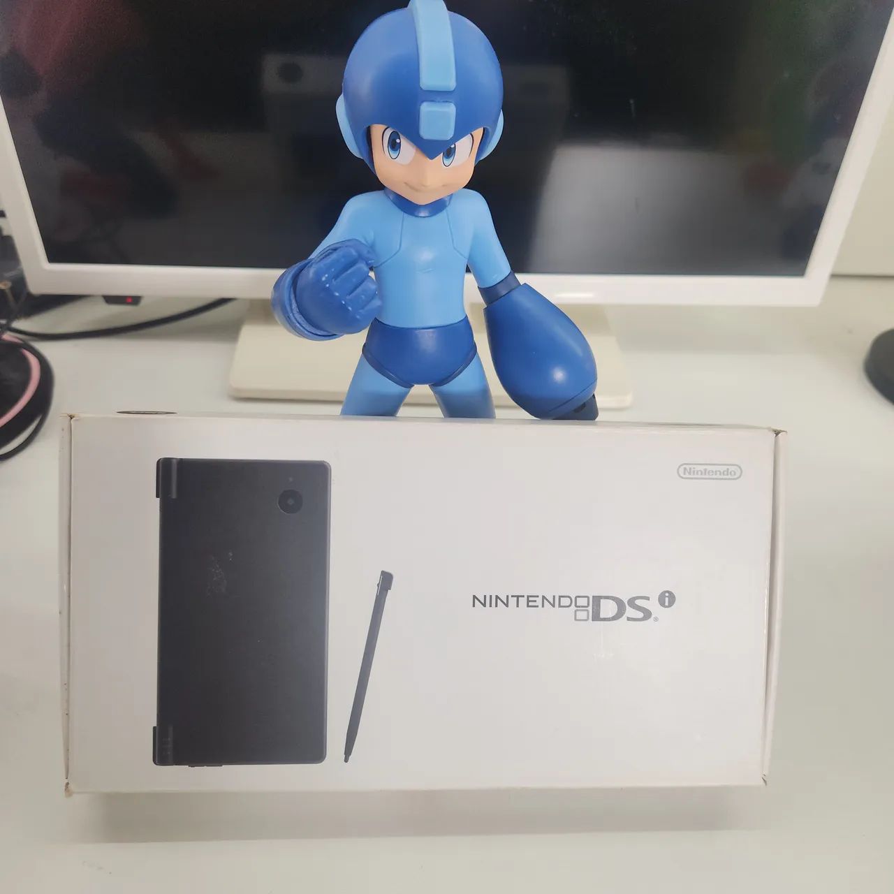 Nintendo DSi na caixa CIB batendo serial 