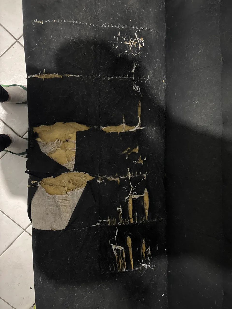 Sofá preto rasgado  - Foto 2