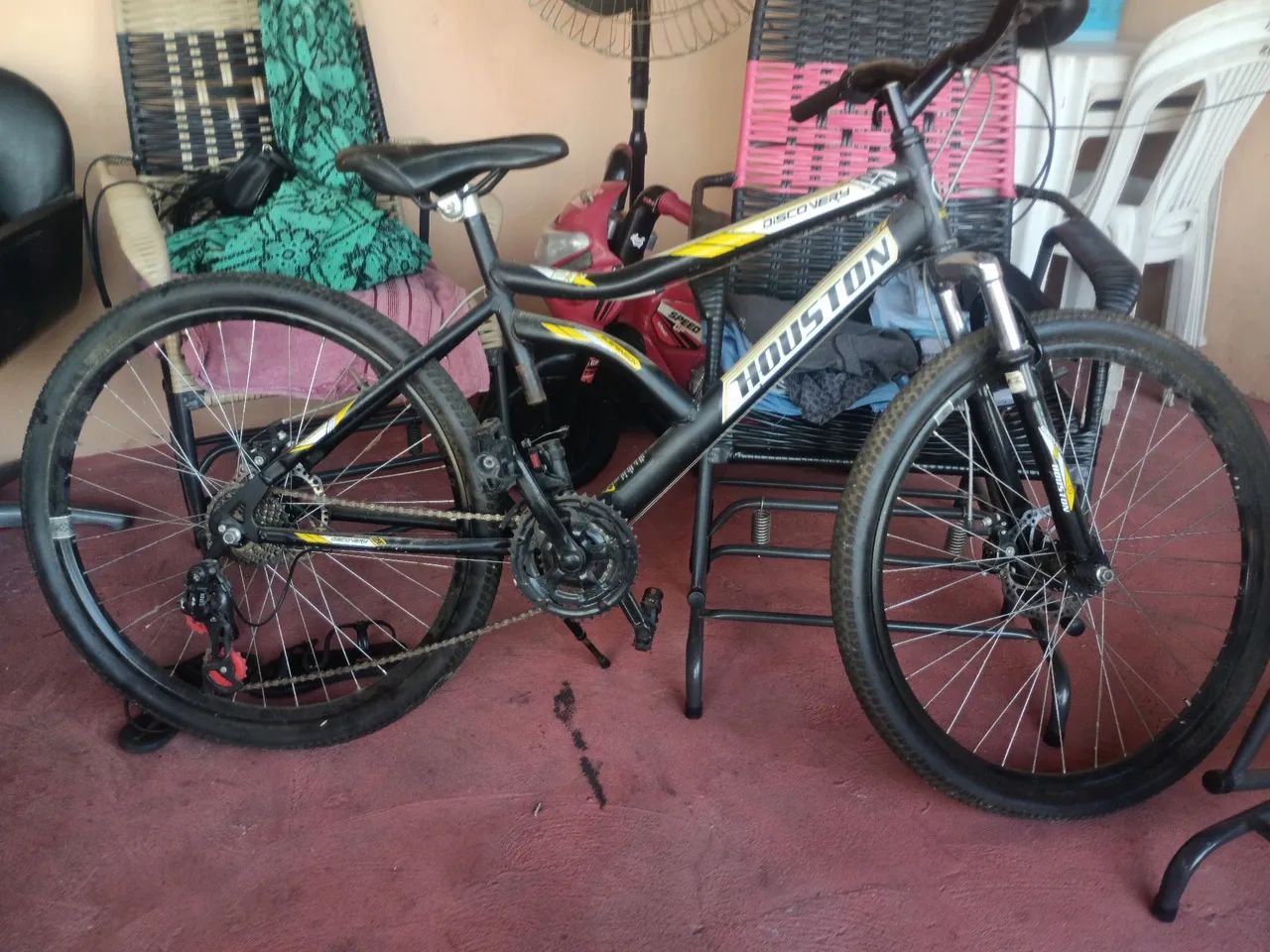 VENDO BICICLETA COM FREIO A DISCO SEMI NOVA - Foto 3