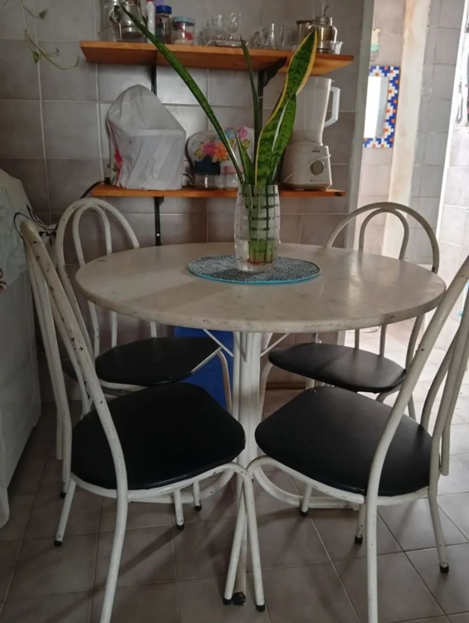 Mesa tubular com tampo de mármore 