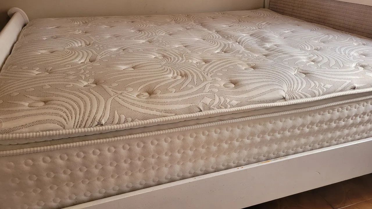 Linda cama Queen com colchão  - Foto 3