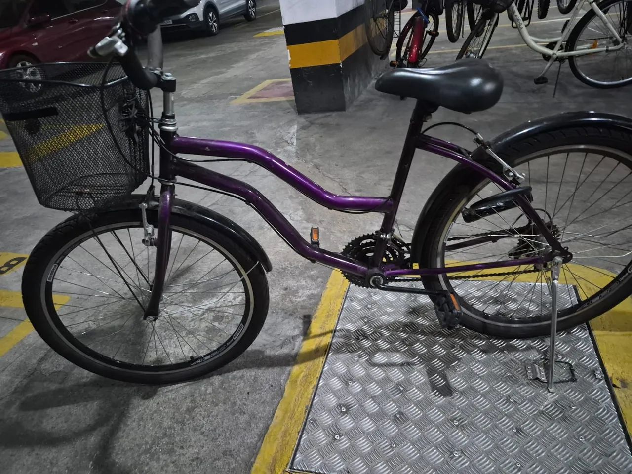 Bicicleta semi-nova com cestinha - Foto 2