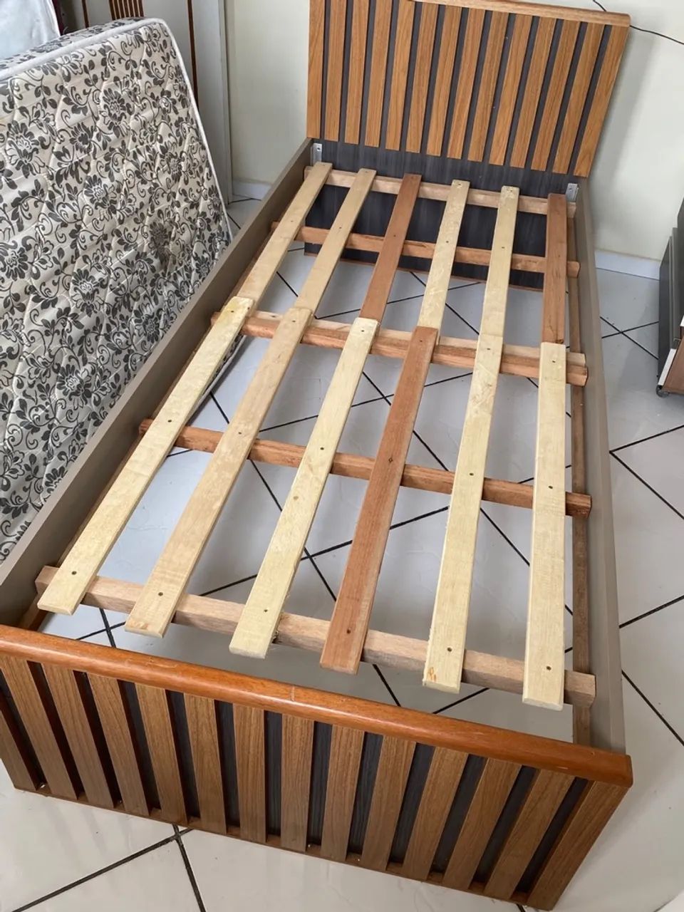 CAMA DE SOLTEIRO + COLCHÃO  - Foto 2