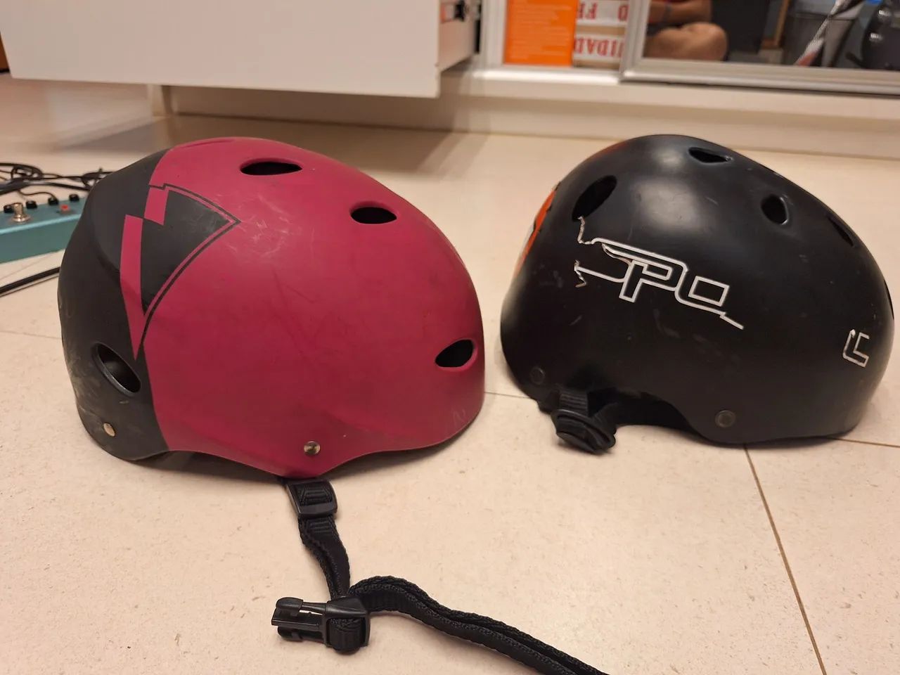 2 capacetes para proteção em esportes sobre rodas