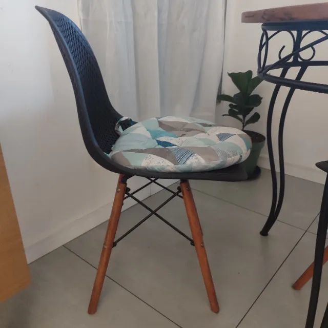 Mesa de ferro(bistrô) com tampo  0,70 cms de madeira maciça  - Foto 3