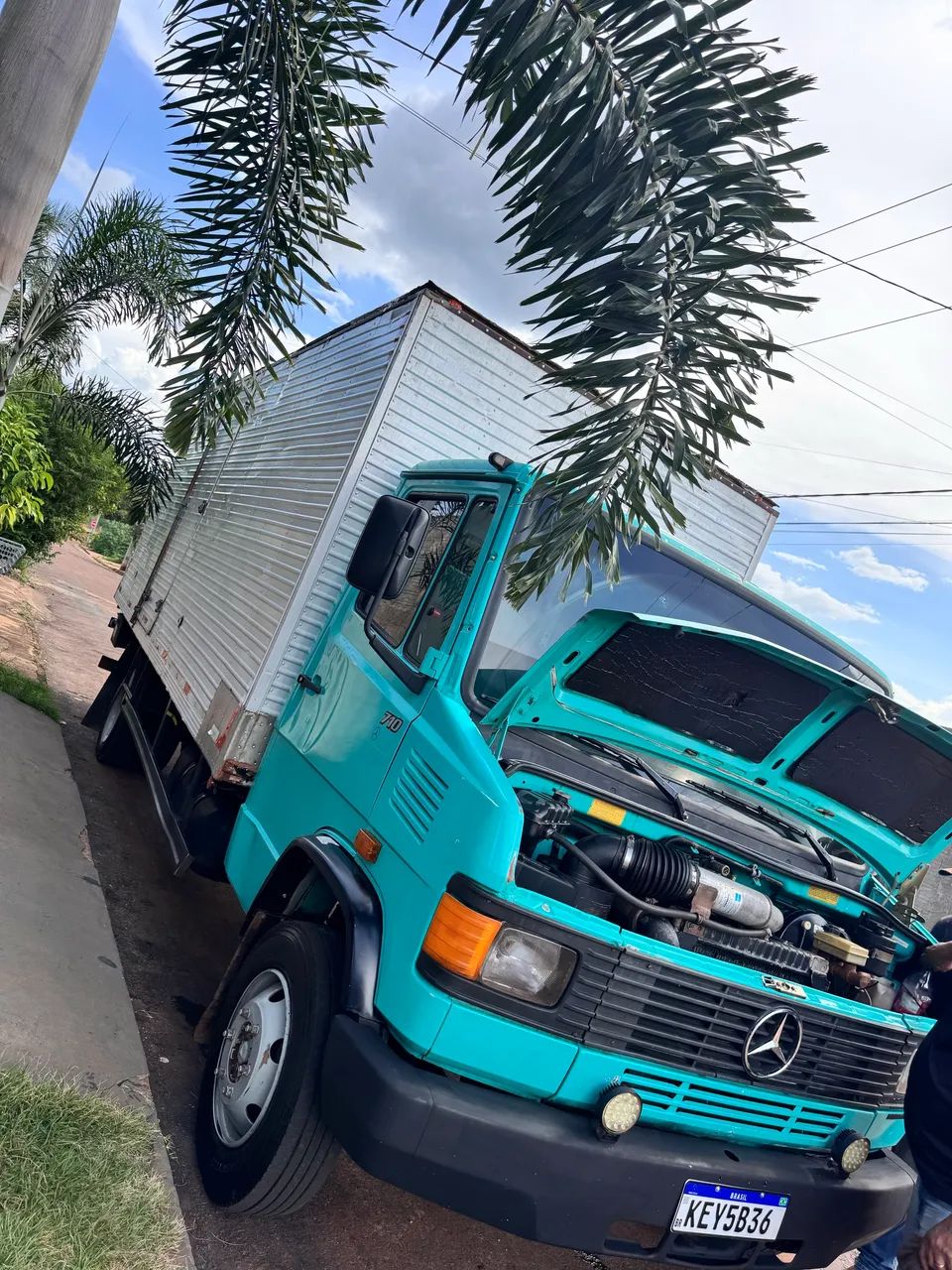 Caminhão MB710 