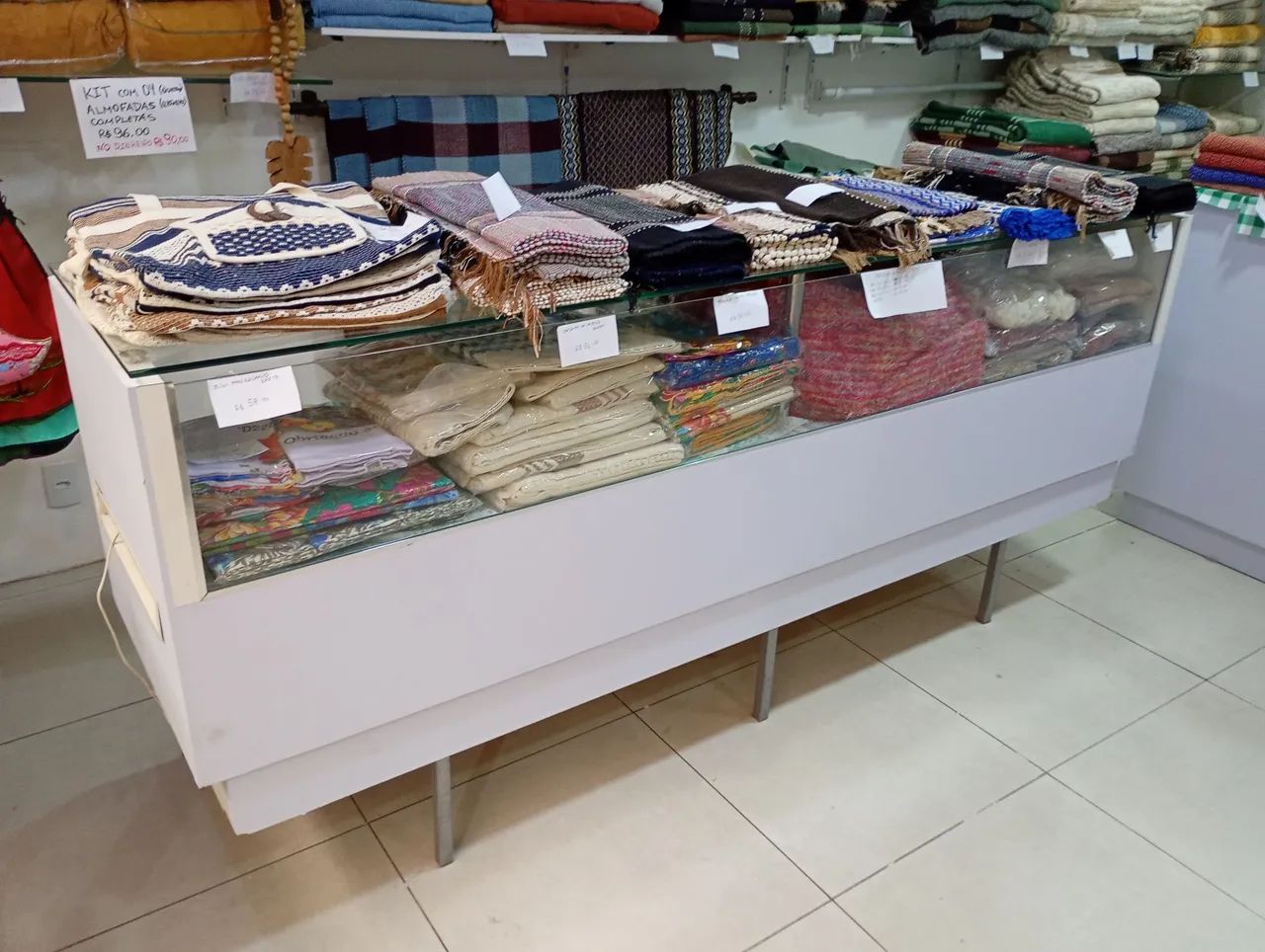 Balcão Vitrine 2,25 mt de comprimento  , com gavetões  - Foto 3