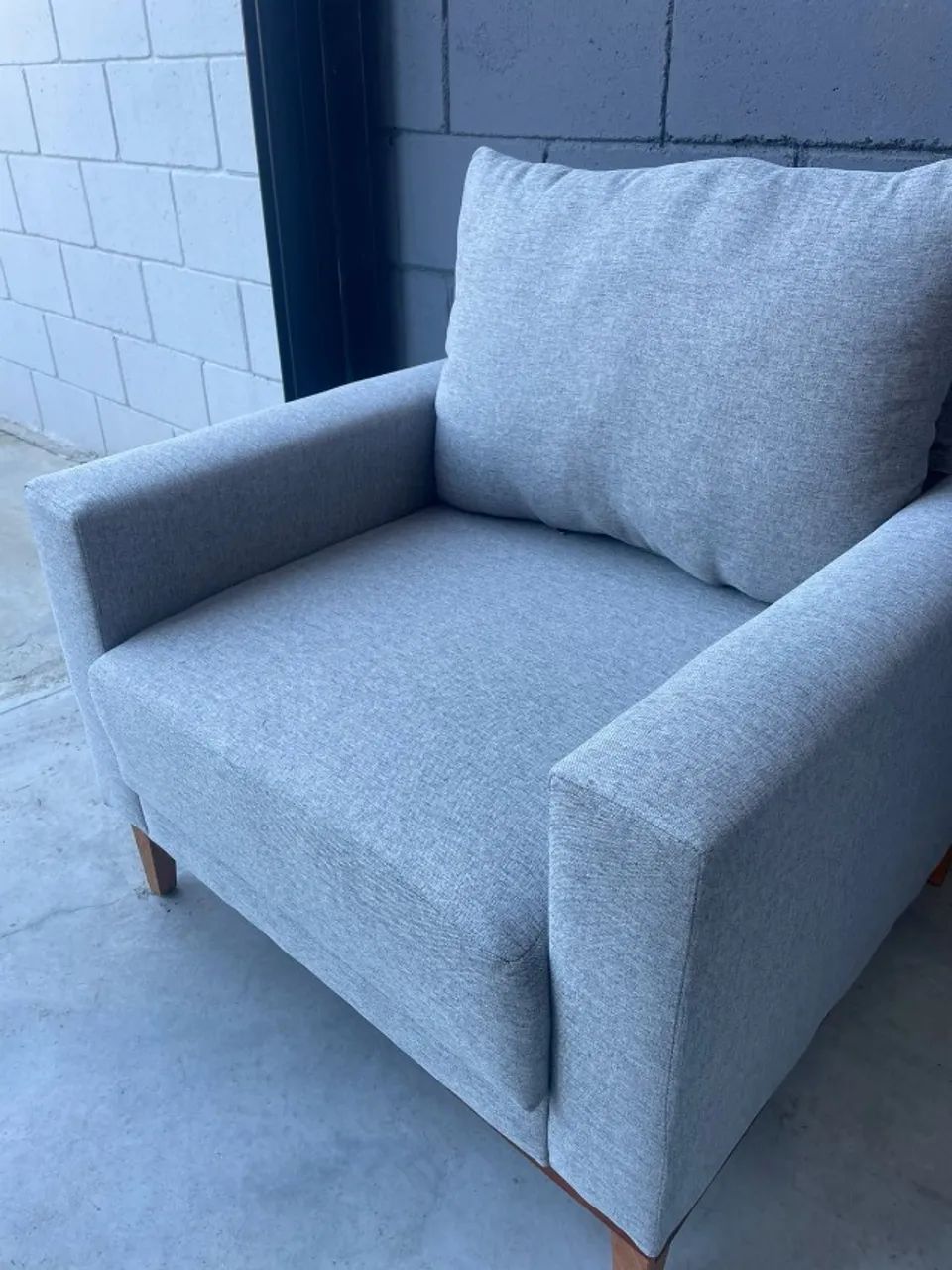 POLTRONA EM LINHO COM ALMOFADA (ENTREGA)