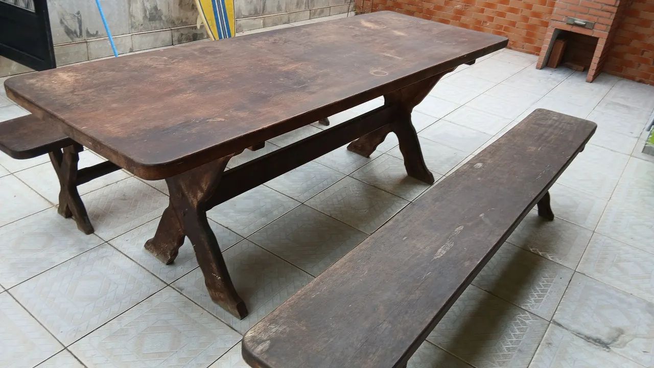 Mesa de madeira. 2.20 x. 080 + 2 bancos - Foto 2