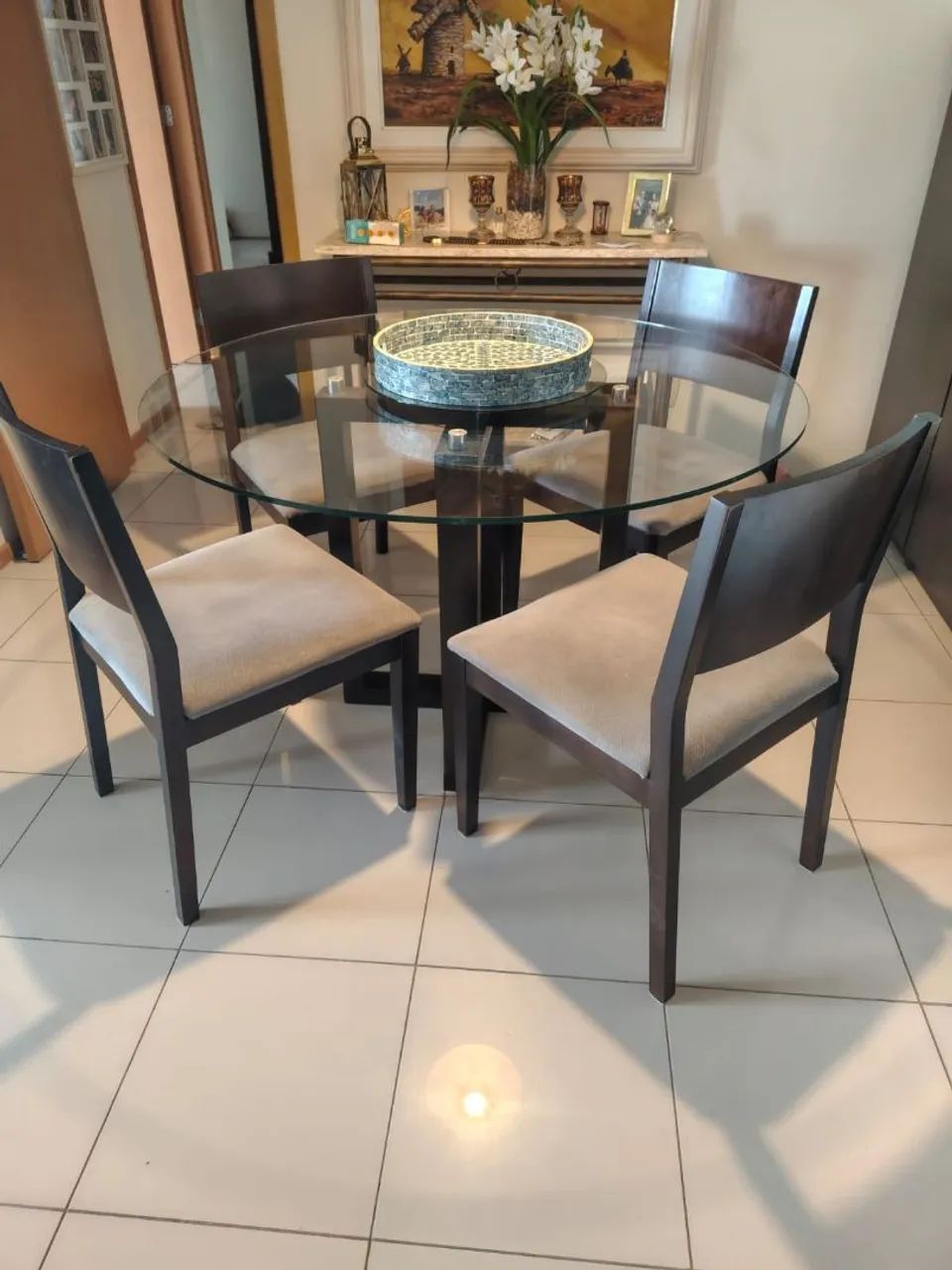 Mesa de jantar e cadeiras