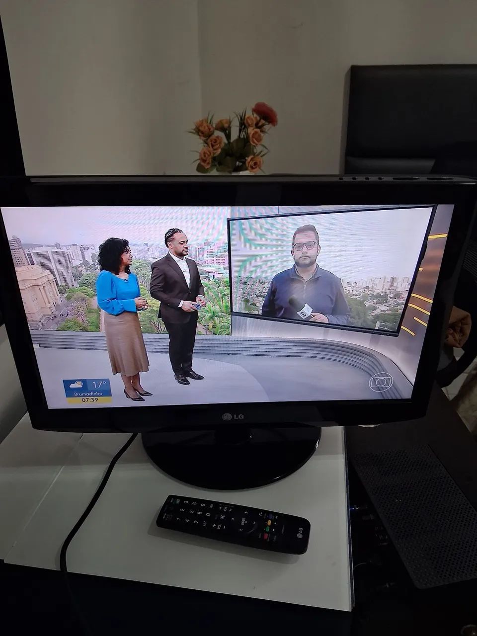 TV Monitor LG 22 Polegadas (Perfeita como TV e Monitor) + Controle e Cabos.