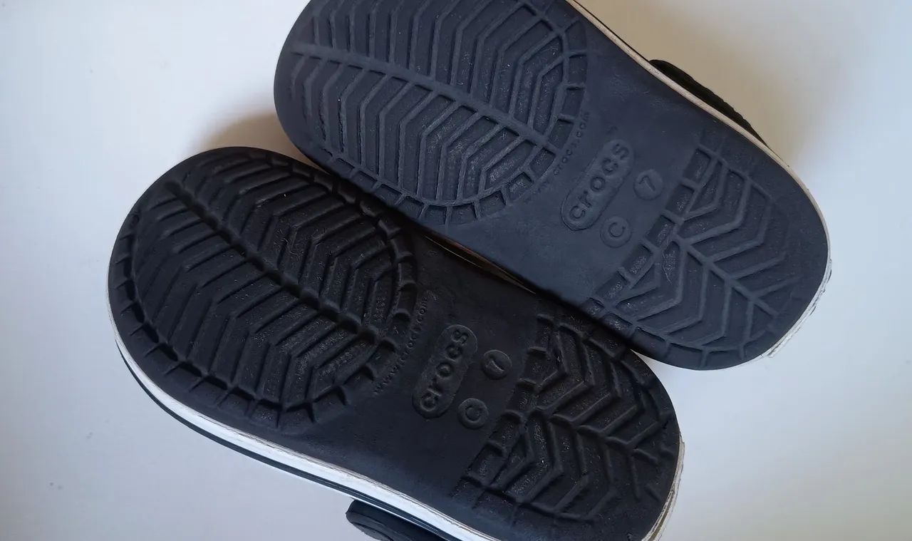 Crocs ORIGINAL Preta com Jibbitz em Perfeito Estado - Foto 4