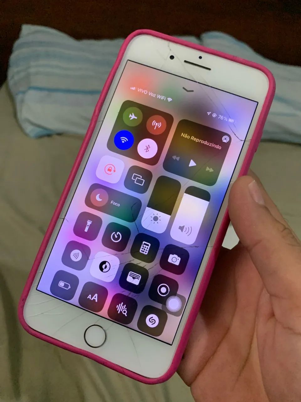 iPhone 7 Plus 128g com detalhes acompanha carregador original  - Foto 5