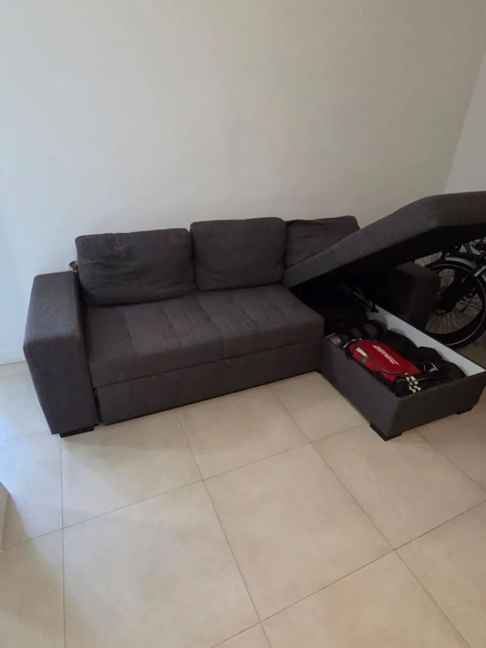 Sofá-cama com chaise e baú - espaçoso e funcional | R$ 850 - Foto 2