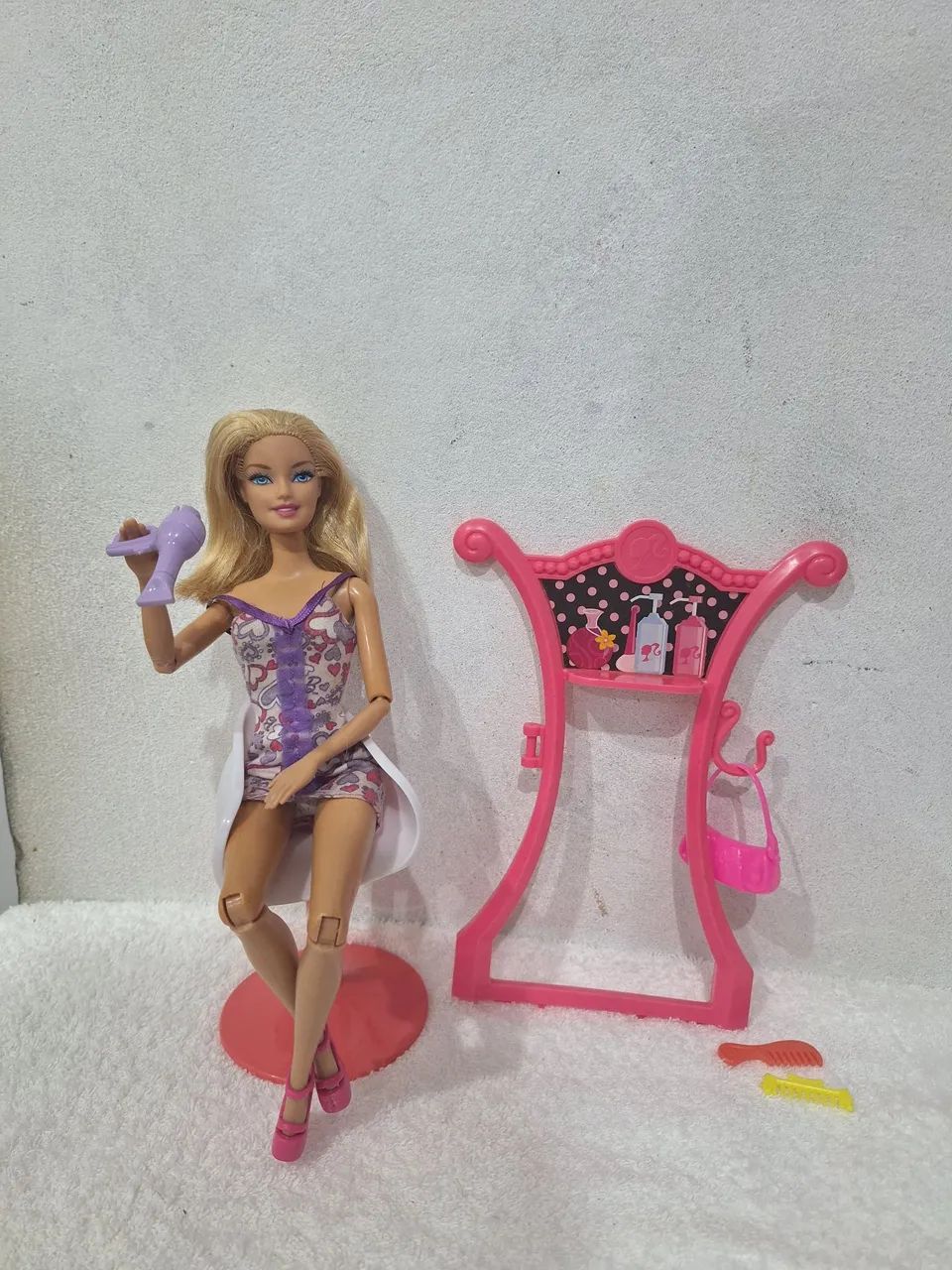 Combo Barbie anos 2000 salão de beleza e boneca articulada 