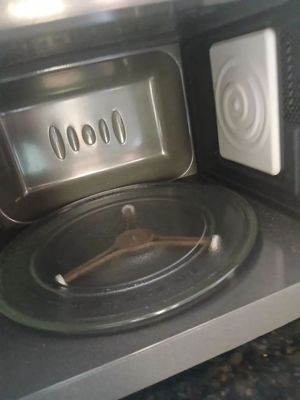 Vendo micro-ondas semi novo c defeito - Foto 4