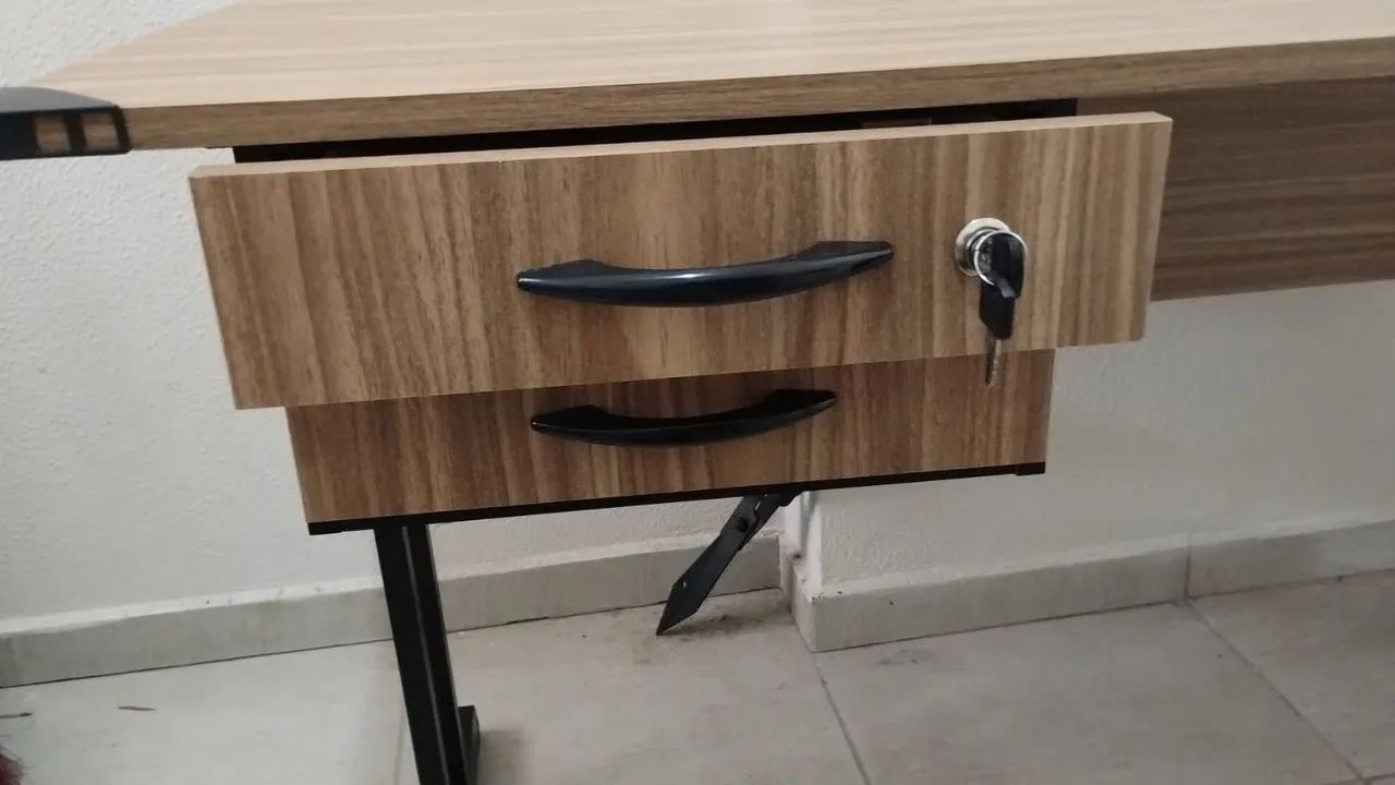 Escrivaninha com gaveta e chaves  - Foto 3